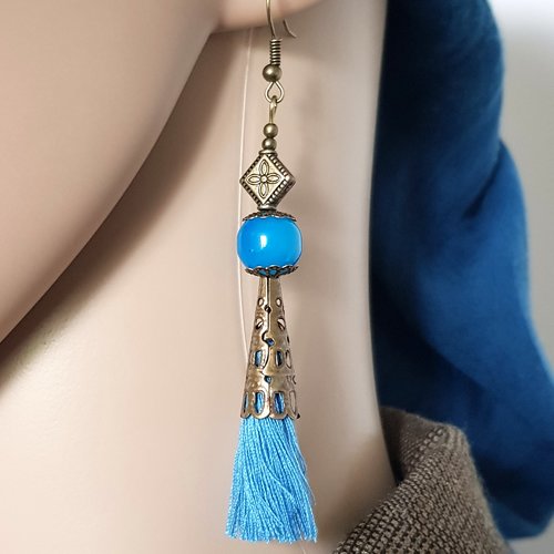 Boucle d'oreille pendante pompons, perles en verre bleu, coupelles cône en métal bronze