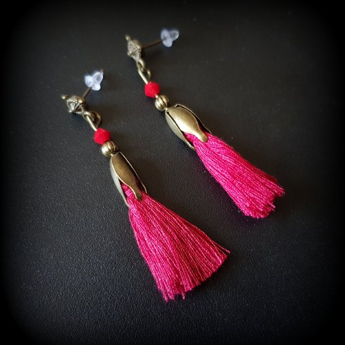 Boucle d'oreille pendante pompons rouge, perles en verre à facette, coupelles cône en métal bronze