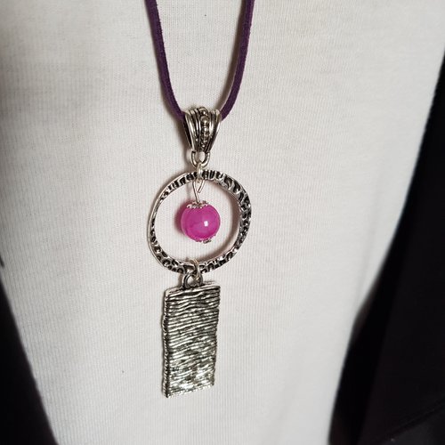 Collier sautoir en suédine violet, perles en verre rose, connecteur rond, bélière triangle, fermoir mousqueton en métal argenté