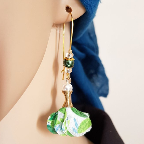 Boucle d'oreille pendante avec pompons en voilage, perles en verre blanc, coupelles, crochet en métal acier inoxydable doré