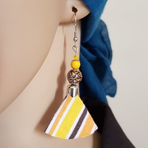 Boucle d'oreille pendante pompons tissu blanc, jaune, marron, orange, perles verre, coupelles, crochet en métal acier inoxydable argenté