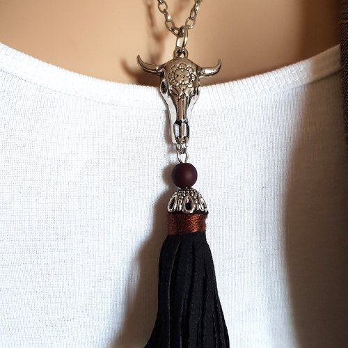 Collier mi-long animal taureau, pompon en suédine noir, perle, fermoir mousqueton, chaînette, métal argenté