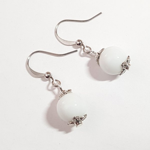 Boucle d'oreille pendante perles en verre blanche, coupelles, crochet en métal argenté