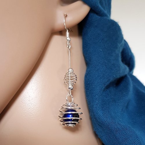 Boucle d'oreille pendante perles cage et verre bleu brillant, crochet en métal argenté
