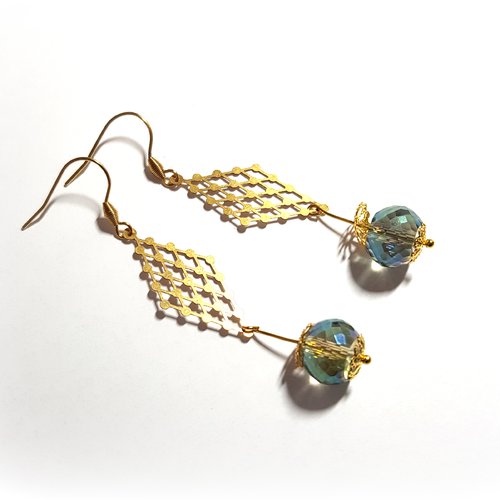 Boucle d'oreille pendante, triangle en filigrane ajouré, perles en verre avec reflets bleu vert, crochet en métal acier inoxydable doré