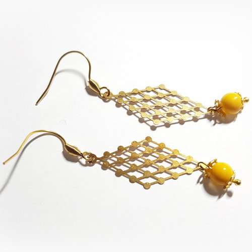 Boucle d'oreille pendante, triangle en filigrane ajouré, perles en verre jaune, crochet en métal acier inoxydable doré