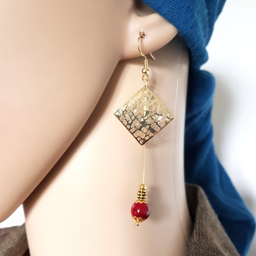 Boucle d'oreille pendante, carré en filigrane ajouré, perles en verre rouge, crochet en métal acier inoxydable doré