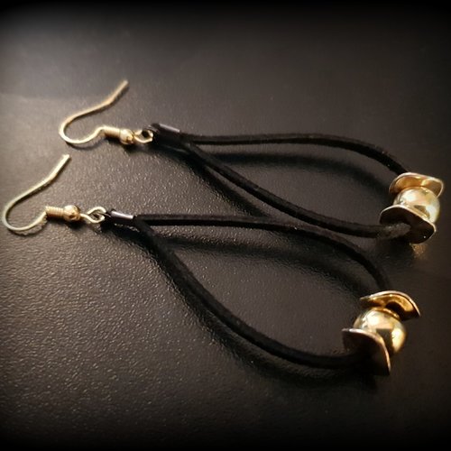 Boucle d'oreille pendante en suédine noir, perles, embout, crochet en métal acier inoxydable doré