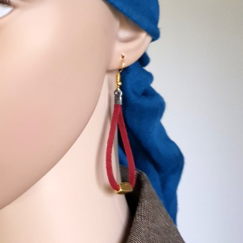 Boucle d'oreille pendante en suédine rouge bordeaux, perles, embout, crochet en métal acier inoxydable doré