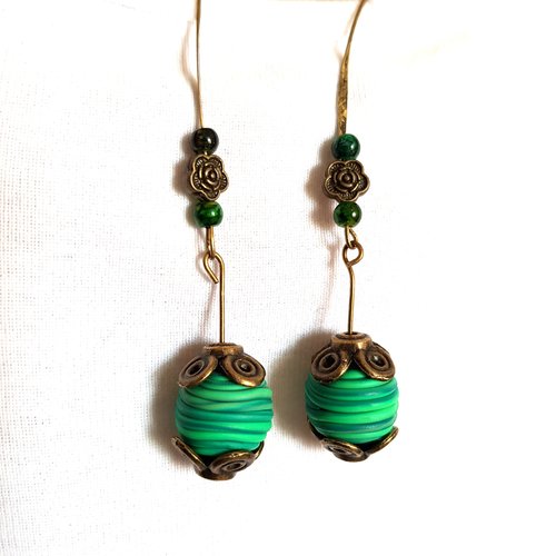 Boucle d'oreille pendant, fleur, perles en verre, et fimo différents vert, crochet en métal bronze