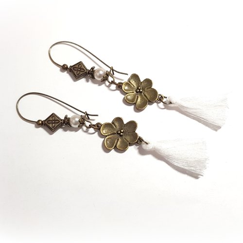 Boucle d'oreille pendante fleur, pompons blanc, perles en verre, coupelles, crochets en métal bronze