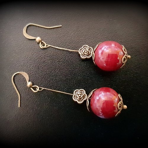 Boucle d'oreille pendante fleur, perles en verre rouge foncé, coupelles, crochets en métal bronze