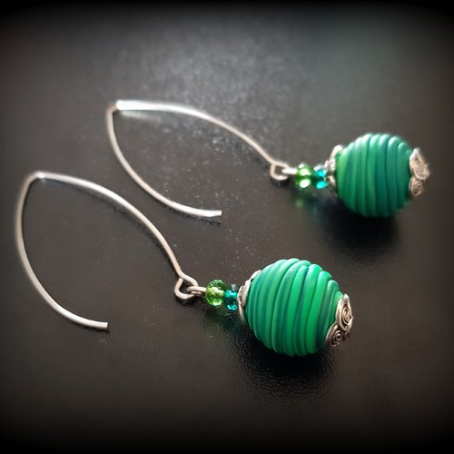 Boucle d'oreille pendant, perles en fimo différents vert crochet en métal acier inoxydable argenté