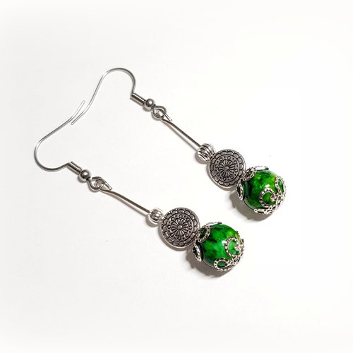 Boucle d'oreille pendant, perles en verre vert marbré, coupelles, crochet en métal acier inoxydable argenté