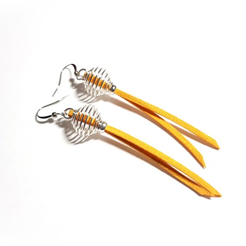 Boucle d'oreille pendante en suédine jaune moutarde orangé, perles ressort, crochet en métal argenté