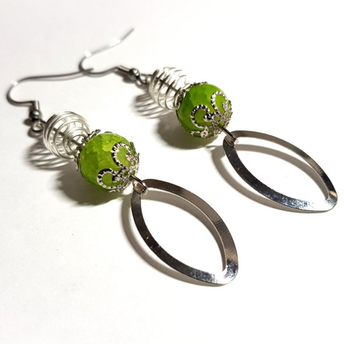 Boucle d'oreille pendant, perles en verre vert et à ressort, coupelles, crochet en métal acier inoxydable argenté