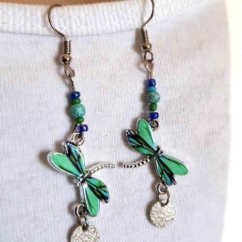 Boucle d'oreille pendant libellule émaillé vert, bleu, perles, crochet en métal acier inoxydable argenté
