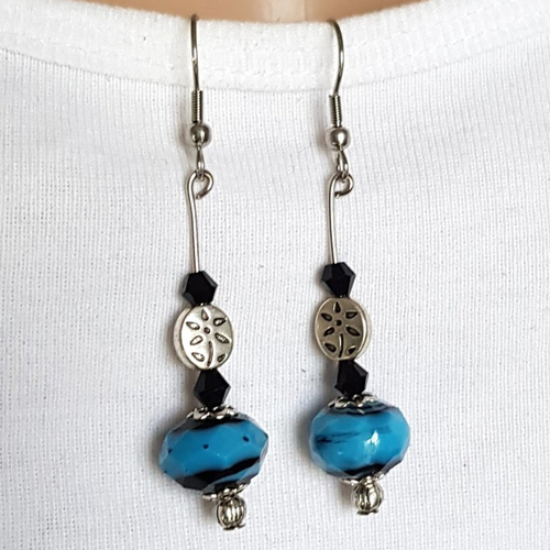 Boucle d'oreille pendant, perles en verre bleu, noir, coupelles, crochet en métal acier inoxydable argenté