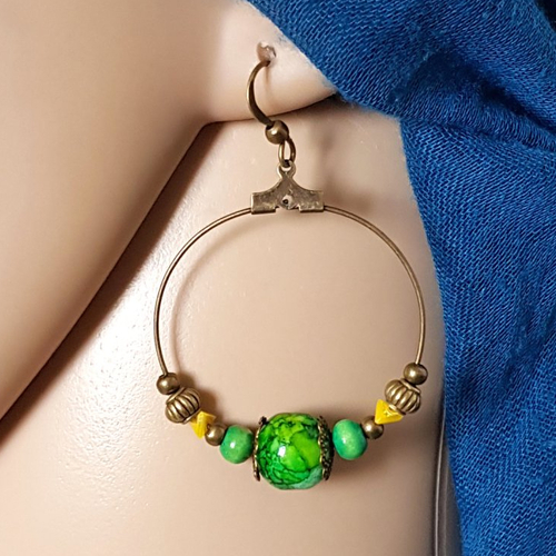 Boucle d'oreille créole, perles en verre vert marbré, jaune, crochets en métal bronze