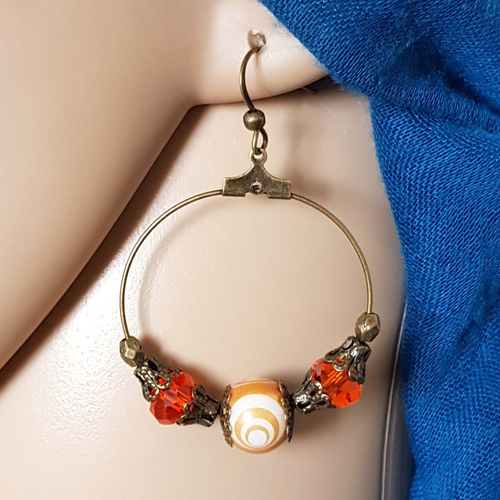 Boucle d'oreille créole, perles en verre orange, blanc, crochets en métal bronze