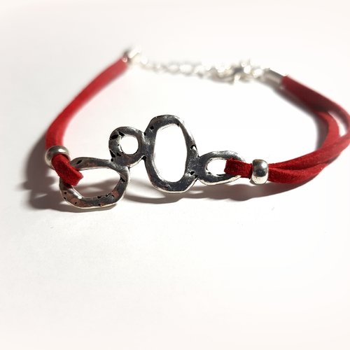Bracelet en suédine rouge, fermoir mousqueton, chaîne en métal argenté