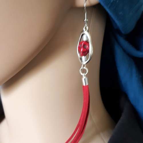 Boucle d'oreille pendante perle tête de mort, suédine rouge, embout, crochet en métal argenté clair