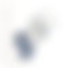 Boucle d'oreille pendante pompons bleu un peu turquoise, perles en verre avec reflets, coupelles cône en métal argenté clair