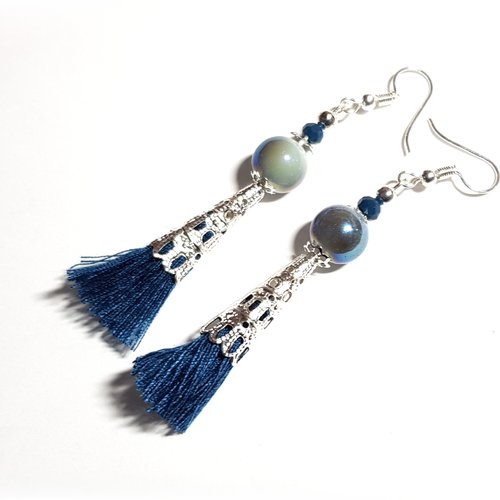 Boucle d'oreille pendante pompons bleu un peu turquoise, perles en verre avec reflets, coupelles cône en métal argenté clair