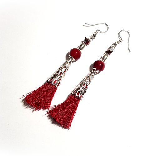 Boucle d'oreille pendante pompons rouge, perles en verre rouge marbré noir coupelles cône en métal argenté clair