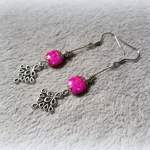 Boucle d'oreille pendant, perles en acrylique rose fuchsia, marbré doré, coupelles, crochet en métal acier inoxydable argenté