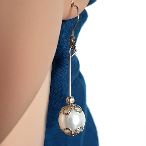 Boucle d'oreille pendante perles en verre blanc nacré brillant, coupelles crochet en métal acier inoxydable argenté