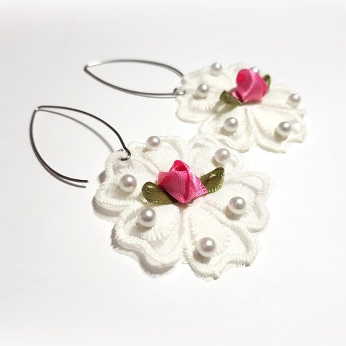 Boucle d'oreille pendante dentelle brodé fleur écru, rose, crochet en métal acier inoxydable argenté