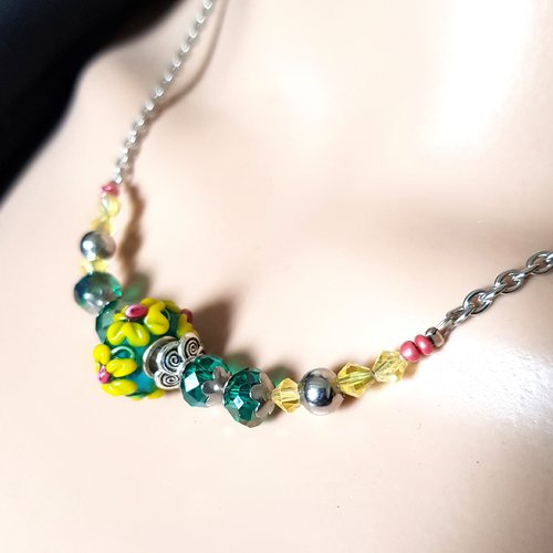 Une parure collier boucle d'oreille perles fleur en verre vert, jaune, coupelles, fermoir, chaîne, métal acier inoxydable argenté