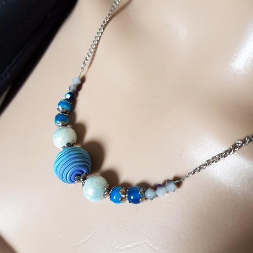 Une parure collier boucle d'oreille perles en verre et pâte fimo bleu, blanc, coupelles, fermoir, chaîne, métal acier inoxydable argenté