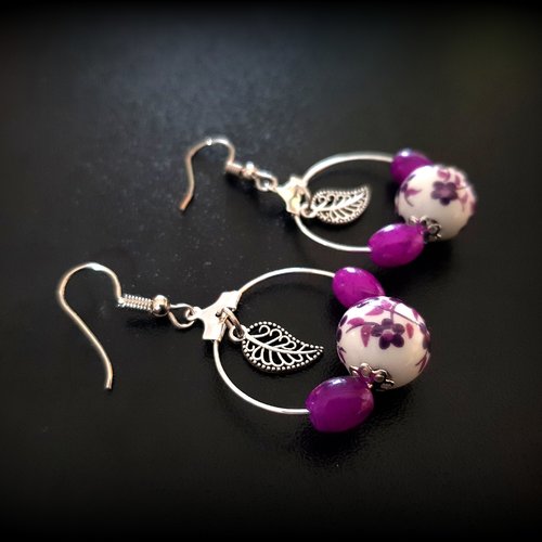 Boucle d'oreille créole feuille, perles en verre violet, blanc, coupelles, crochet, métal acier inoxydable argenté