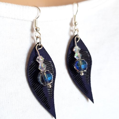 Boucle d'oreille feuille initiation daim, perles en verre transparent avec reflets bleuté, crochet métal acier inoxydable argenté clair