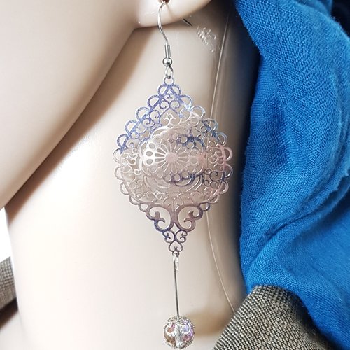Boucle d'oreille rosace en filigrane ajouré, perles en verre transparent avec reflets, crochet en métal acier inoxydable argenté