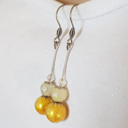 Boucle d'oreille perles en verre jaune moutarde, coupelles, crochet en métal acier inoxydable argenté
