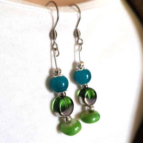 Boucle d'oreille perles en verre vert, bleu, coupelles, crochet en métal acier inoxydable argenté