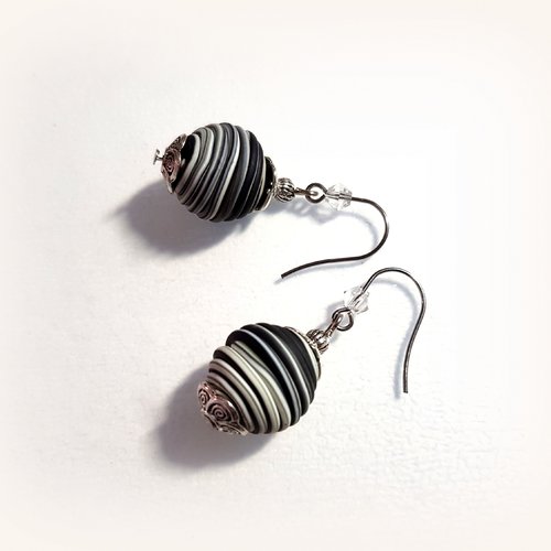 Boucle d'oreille pendant, perles en fimo blanc, gris et noir crochet en métal acier inoxydable argenté