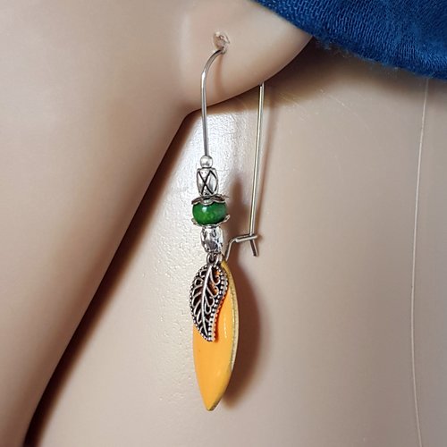Boucle d'oreille pendante feuille, ovale émaillé orange, perles en bois vert, coupelles, crochet en métal acier inoxydable argenté