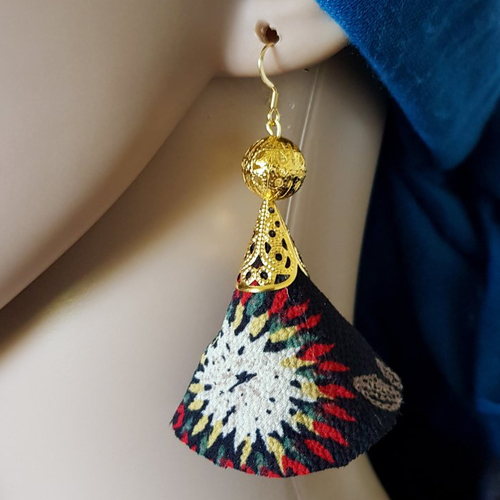 Boucle d'oreille pendante avec pompons en tissu fleur beige clair, rouge, perles, crochet en métal doré