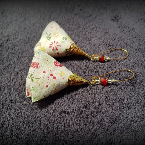 Boucle d'oreille pendante avec pompons en tissu fleur beige clair, rouge bordeaux, vert , perles, crochet en métal doré