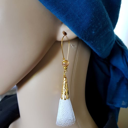Boucle d'oreille pendante avec pompons en voilage blanc, perles, crochet en métal doré
