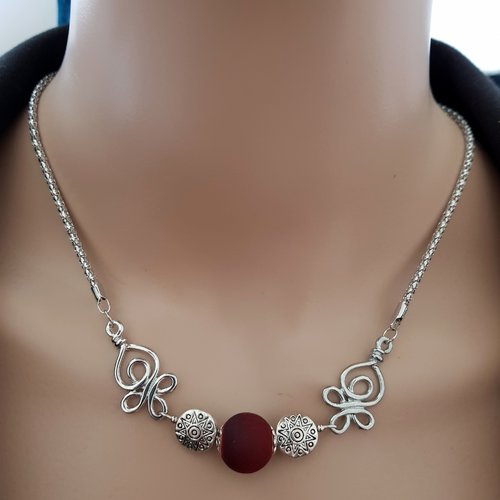 Collier nœud celtique, perles en bois rouge bordeaux, coupelles, fermoir, chaîne fantaisie, métal argenté