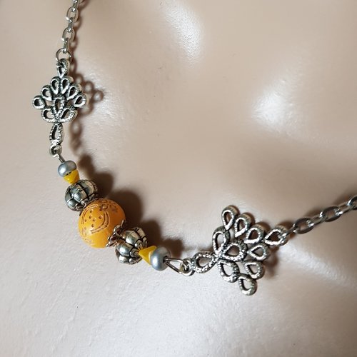 Collier perles en bois jaune moutarde, coupelles, fermoir, chaîne, métal acier inoxydable argenté
