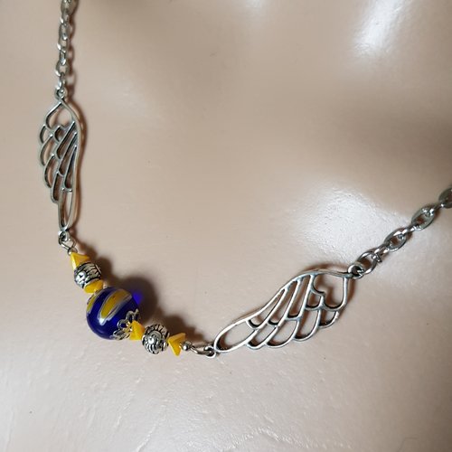 Collier ailes, perles en verre bleu, jaune, coupelles, fermoir, chaîne, métal acier inoxydable argenté