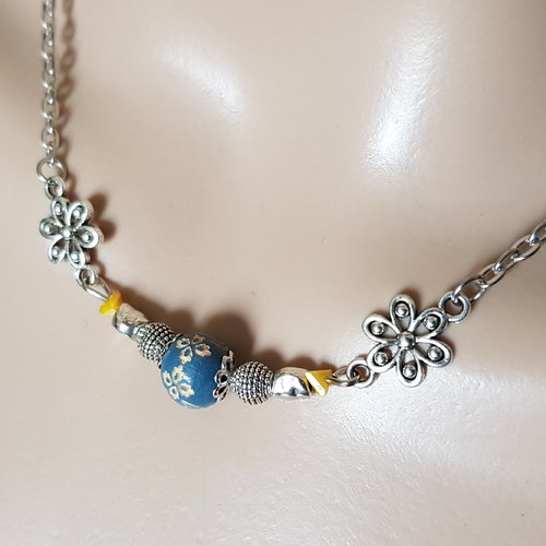 Collier fleur, perles en bois et verre bleu turquoise, jaune, coupelles, fermoir, chaîne, métal acier inoxydable argenté
