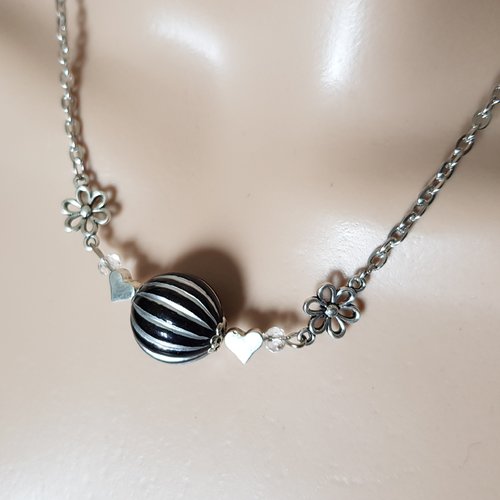 Collier fleur, perles en acrylique et verre noir, argenté, transparent, coupelles, fermoir, chaîne, métal acier inoxydable argenté