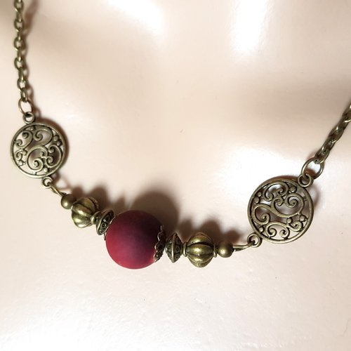 Collier rosace, perles en bois rouge bordeaux, coupelles, fermoir, chaîne, métal bronze